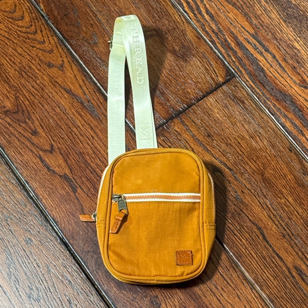 Thread Wallets Crossbody Bag in Honey
